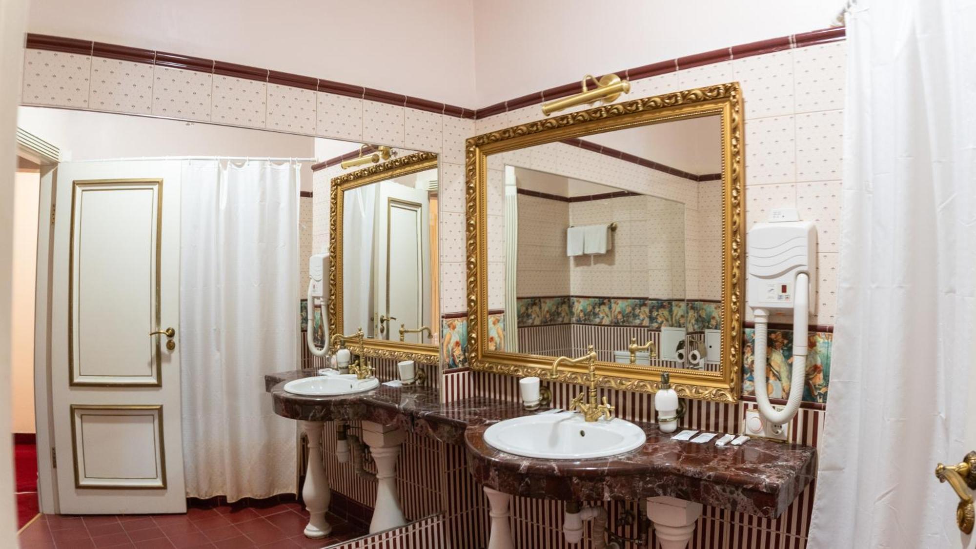 Royal City Hotel Kiev Extérieur photo